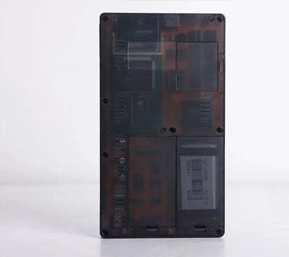 Người dùng cũng có thể dễ dàng tháo lắp các nắp để truy cập vào pin, card âm thanh và RAM