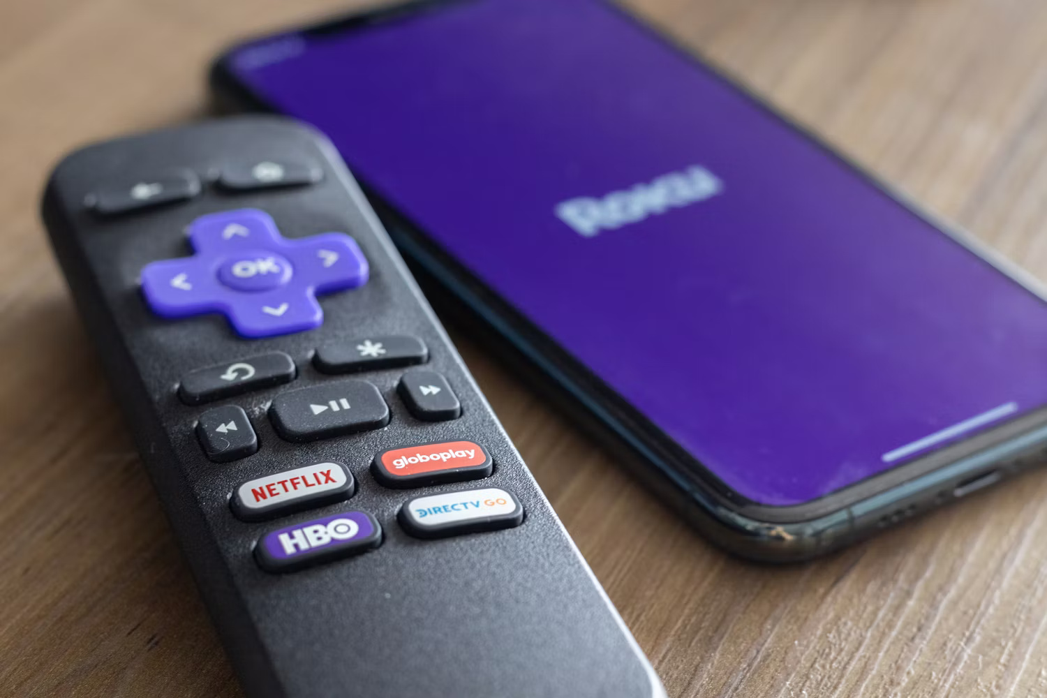 Điều khiển TV Roku bên cạnh smartphone