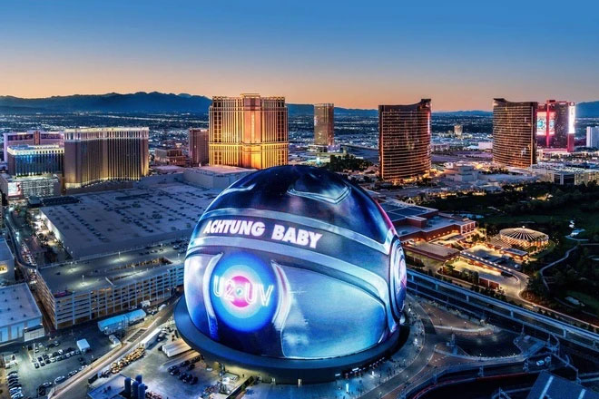 Sphere, tòa nhà giải trí ở Las Vegas mới đi vào hoạt động từ 2023 với chiếc màn hình LED khổng lồ, rực rỡ bao phủ toàn bộ diện tích 53.883 m2, là một trong những không gian biểu diễn hình cầu huyền thoại như Đấu trường La Mã và Nhà hát Shakespeare’s Globe.