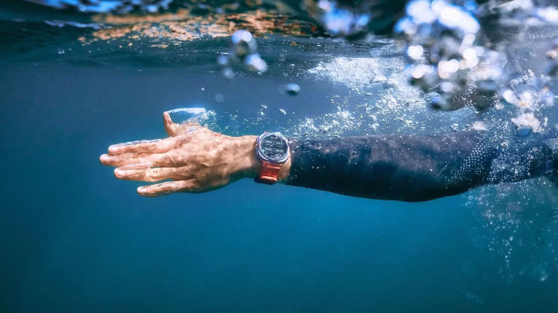 Dùng Galaxy Watch Ultra khi bơi dưới nước