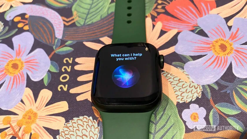Apple Watch Series 7 với Siri được kích hoạt trên màn hình