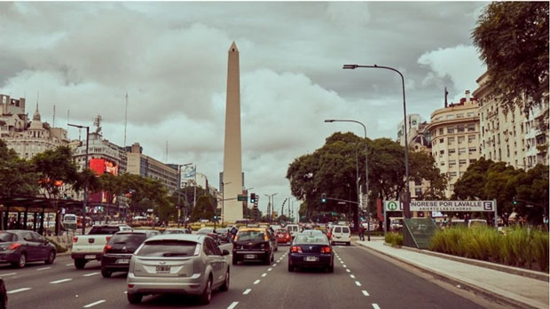 Giữa đại lộ là công trình Obelisco cao 70m