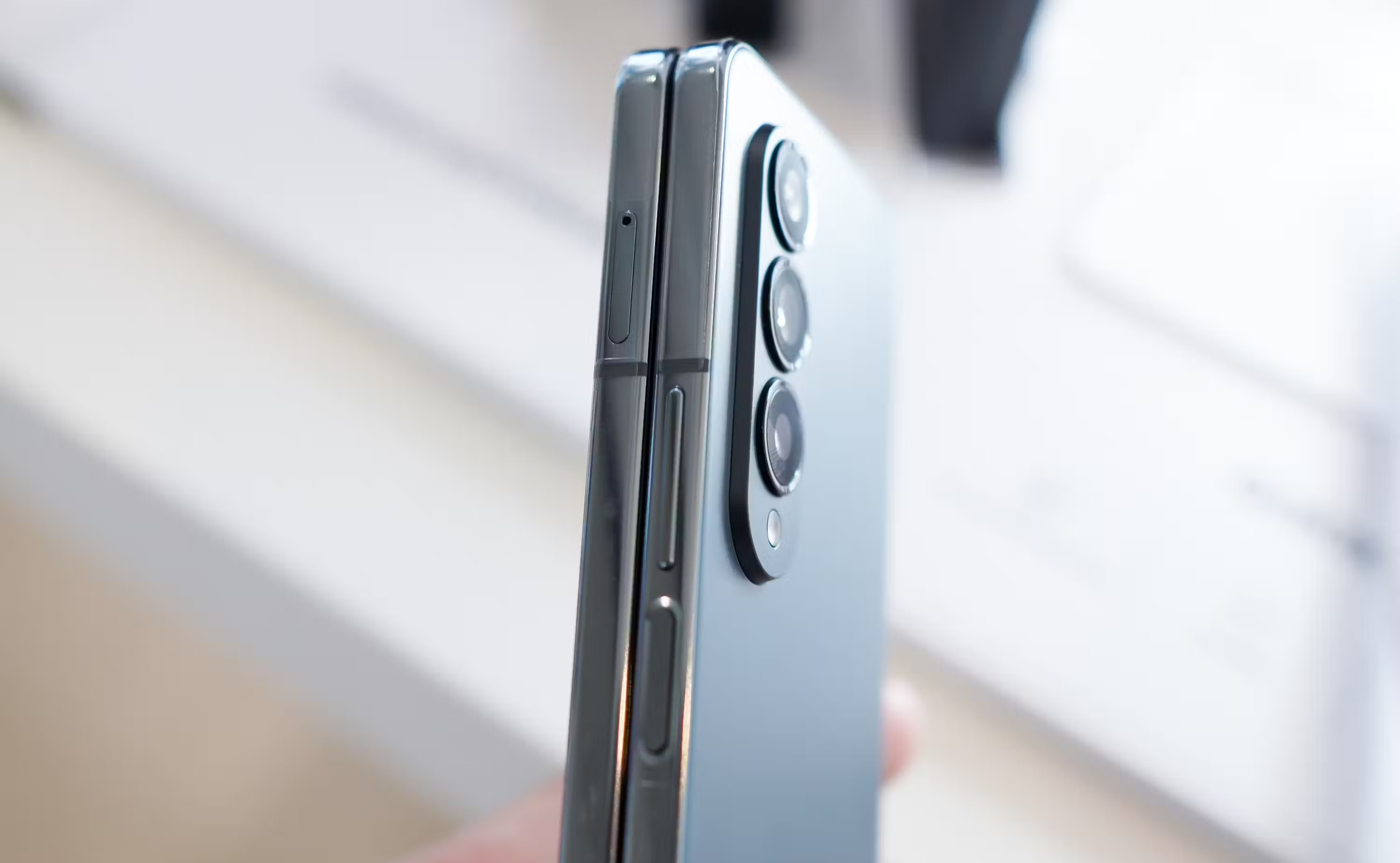 Galaxy Z Fold 4 với các nút nguồn và âm lượng