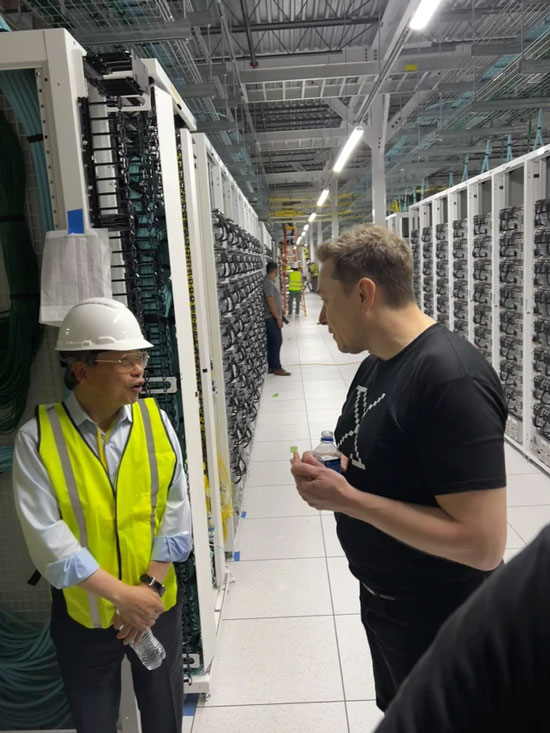 Ông Musk trong trung tâm siêu máy tính AI của mình.