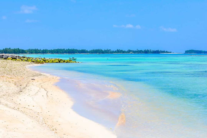Tuvalu: Quốc đảo được mệnh danh là hẹp nhất thế giới với diện tích chỉ 26 km vuông, có chiều rộng trung bình chỉ 1,8 km, với điểm rộng nhất chỉ 5 km. Quốc gia này là một quần đảo bao gồm nhiều dải đá ngầm và san hô nằm ở Nam Thái Bình Dương. Quốc gia này cũng kiếm được khá nhiều tiền từ việc cho các công ty thuê tên miền .tv.