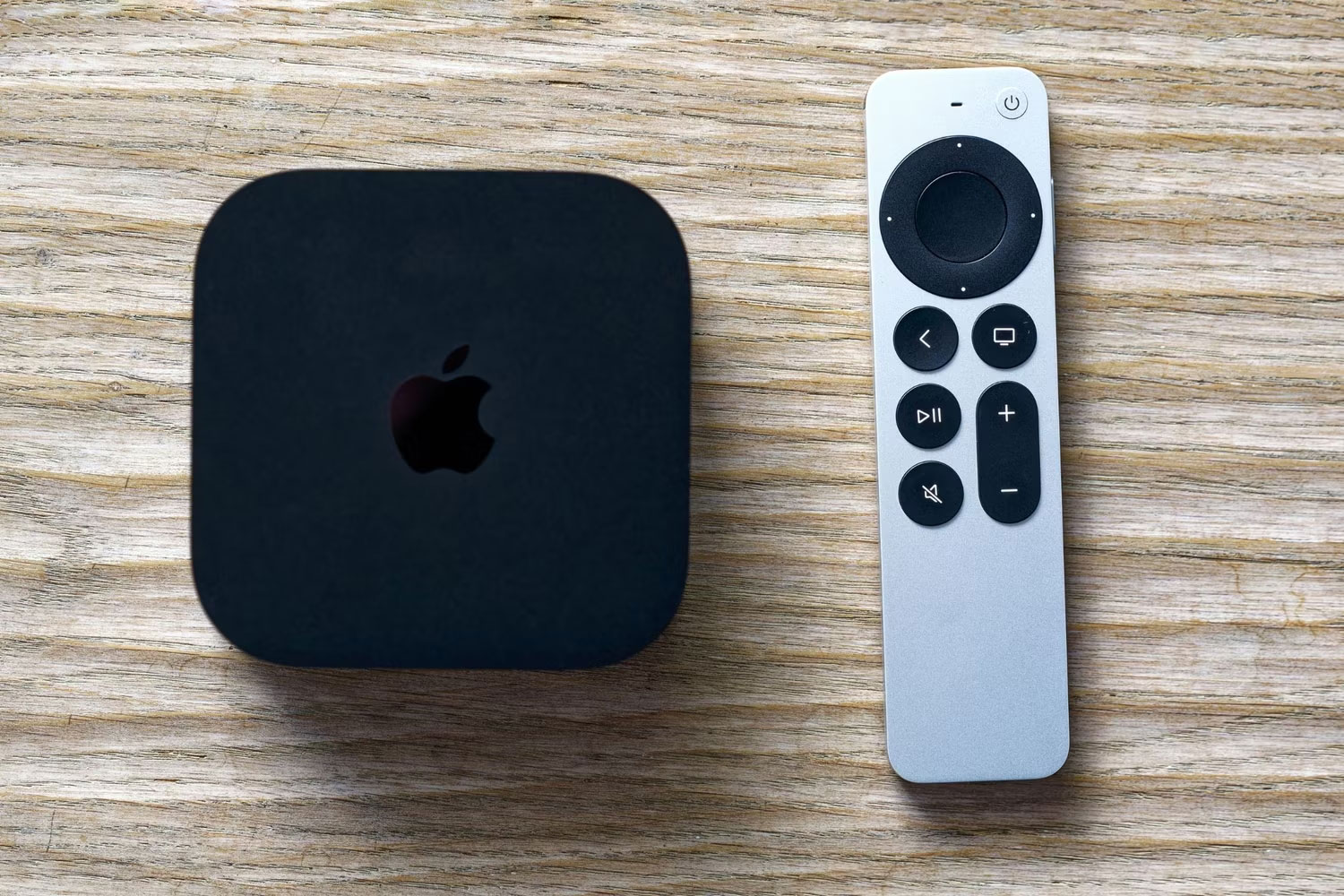 Stream box Apple TV 4K và điều khiển từ xa
