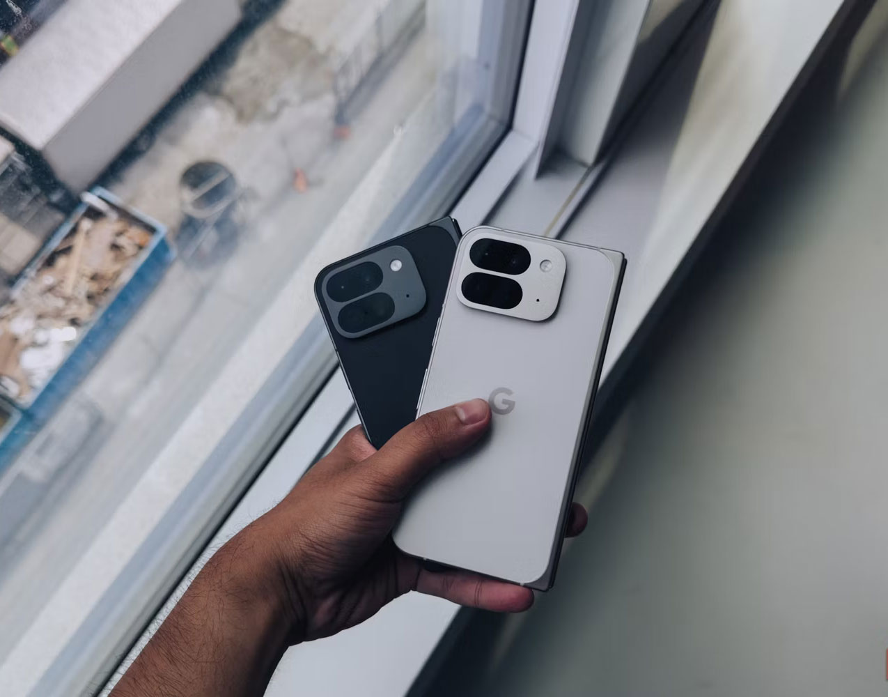 Pixel 9 Pro Fold màu trắng và đen