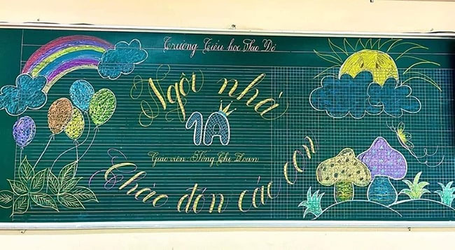 Mẫu bảng trang trí khai giảng đẹp với những chùm bóng bay, cầu vồng, ông mặt trời... dễ thương chào đón các bé lớp 1.