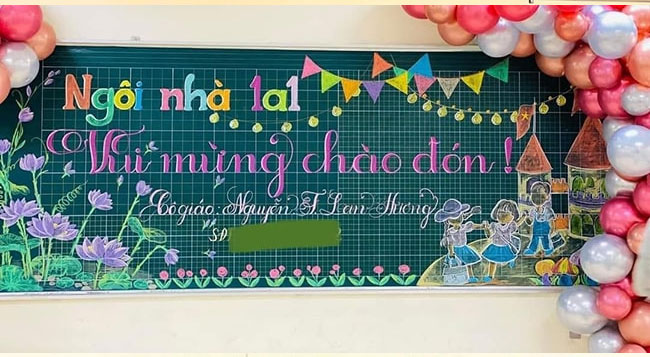 Mẫu trang trí bảng đẹp kết hợp với những chùm bóng bay rực rỡ gây ấn tượng với các bé trong ngày đầu tới lớp. 