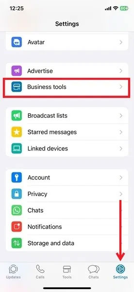 Chọn tùy chọn Business Tools trong WhatsApp Business.