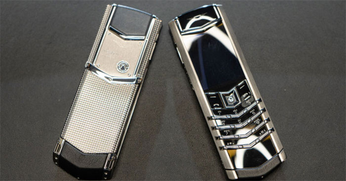 Vertu Signature V 4G (trái) và Signature S 2G giống nhau về ngoại hình.