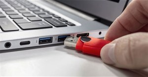 Hai lỗ trên đầu nối cáp USB-A dùng để làm gì?