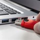Hai lỗ trên đầu nối cáp USB-A dùng để làm gì?