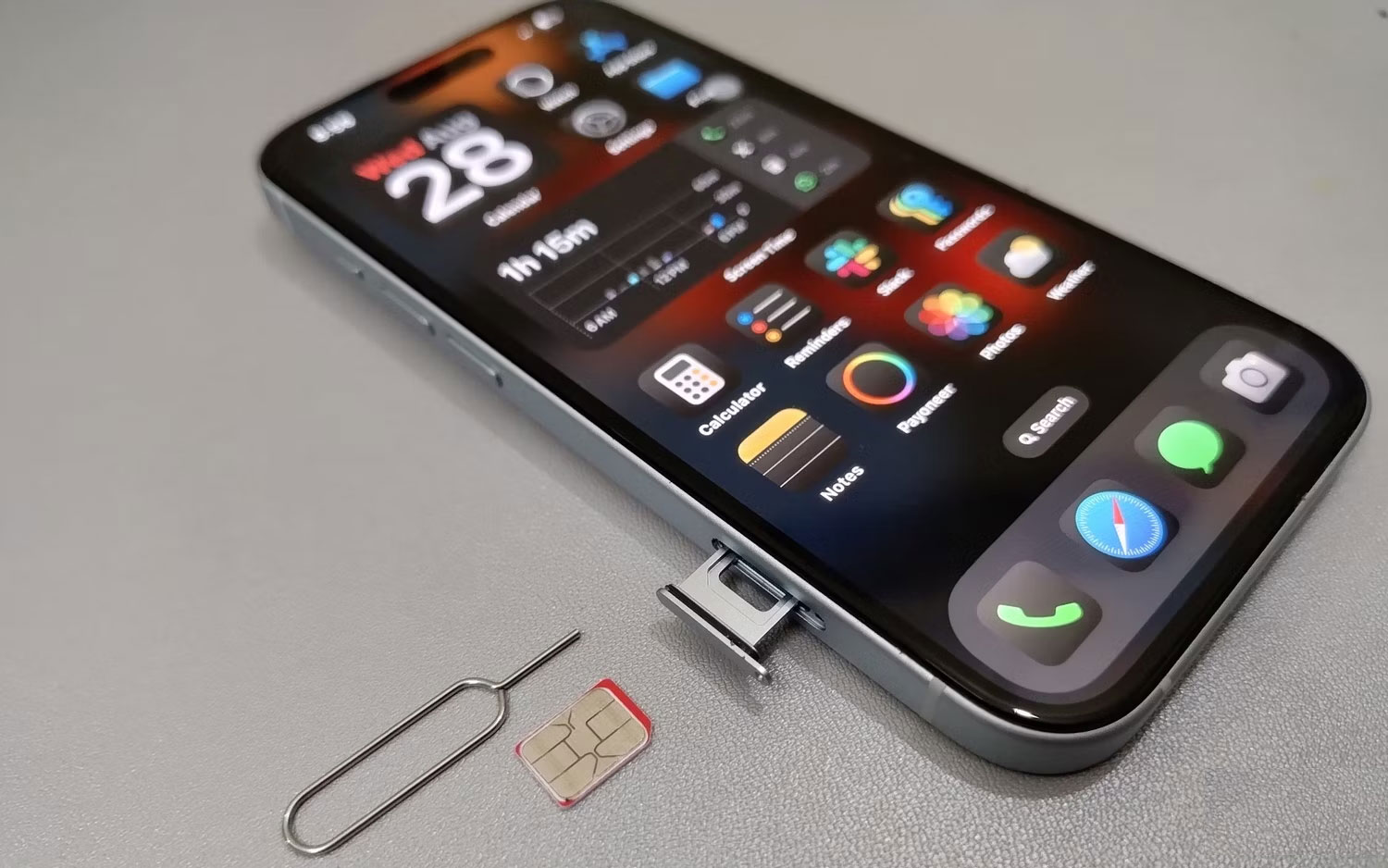 iPhone 15 có khay SIM và dụng cụ đẩy SIM