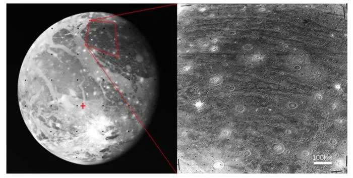 Phần lớn bề mặt của Ganymede được bao phủ bởi các rãnh tạo thành các vòng tròn đồng tâm xung quanh một điểm trên bề mặt của nó,