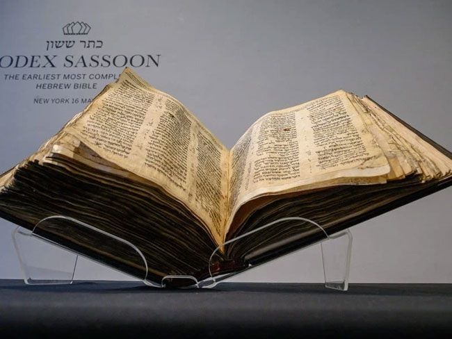 Codex Sassoon - cuốn kinh thánh tiếng Do Thái gần như hoàn chỉnh và cổ nhất. Cuốn kinh thánh này từ khoảng cuối thế kỷ thứ 9 hoặc đầu thế kỷ thứ 10, của một người ghi chép kinh vô danh. Năm 2023, nhà tài chính kiêm nhà sưu tập người Thụy Sĩ Jacqui Safra - người sở hữu Codex Sassoon từ năm 1989, đã đấu giá cuốn sách tại Sothebys và đạt được mức giá kỷ lục là 38,1 triệu USD. Ảnh: BI.