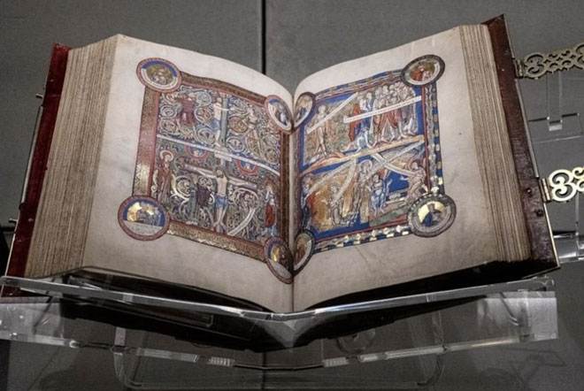 Gospels of Henry the Lion dài 266 trang với 50 hình minh họa theo phong cách Romanesque của các tu sĩ thuộc tu viện Benedictine ở Helmarshausen. Ấn bản này được bán với giá 11,7 triệu USD vào năm 1983 tại Sothebys London. Ảnh: Reader’s Digest.