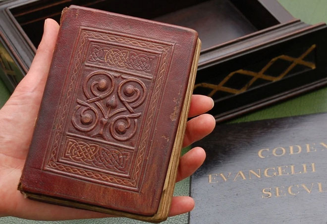 Cuốn St. Cuthbert Gospel nhỏ như lòng bàn tay, có kích thước 138x92mm được một người chép kinh thuộc tu viện vùng Northumbrian, Anh ghi lại vào cuối những năm 600. Cuốn sách là một trong những bằng chứng sớm nhất còn sót lại về cách đóng bìa sách kiểu phương Tây, bọc da và trang trí tinh xảo. Thư viện Anh mua lại cuốn sách tại một cuộc đấu giá năm 2012 với giá hơn 10,7 triệu USD. Ảnh: Medieval Histories.