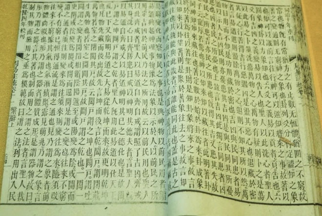 New Book of Tang tác phẩm lịch sử về triều đại nhà Đường, cai trị Trung Quốc từ năm 618-907 sau Công nguyên do Ouyang Xiu biên soạn vào năm 1060. Năm 2018, một người giấu tên đã mua cuốn sách này với giá là 100 triệu NDT (17,1 triệu USD). Ảnh: Reader’s Digest.