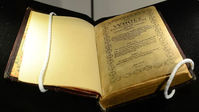 Cuốn Bay Psalm Book của một ủy ban lãnh đạo Thanh giáo, bản dịch mới 150 bài thánh vịnh tiếng Do Thái sang tiếng Anh, được in tại Massachusetts, vào năm 1640. Năm 2013, một ấn bản Bay Psalm Book được một doanh nhân người Mỹ David Rubenstein mua tại một cuộc đấu giá của Sotheby với giá 14,16 triệu USD. Ảnh: NPR.