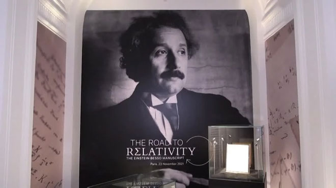 Cuốn Einstein-Besso Manuscript, một trong hai bản thảo dài 54 trang còn sót lại ghi lại sự phát triển của thuyết tương đối của Albert Einstein và Michele Besso, được viết từ tháng 6 năm 1913 đến đầu năm 1914. Bản thảo này đã được bán tại cuộc đấu giá của Christie vào tháng 11/2021 với giá 13,2 triệu USD cho một người trả giá ẩn danh. Ảnh: Yahoo.