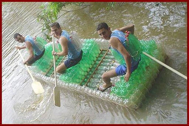 Không chỉ làm áo phao, chai nhựa còn có thể tận dụng để làm bè.