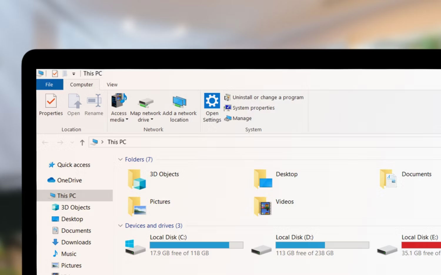 File Explorer mở trên máy tính xách tay Windows