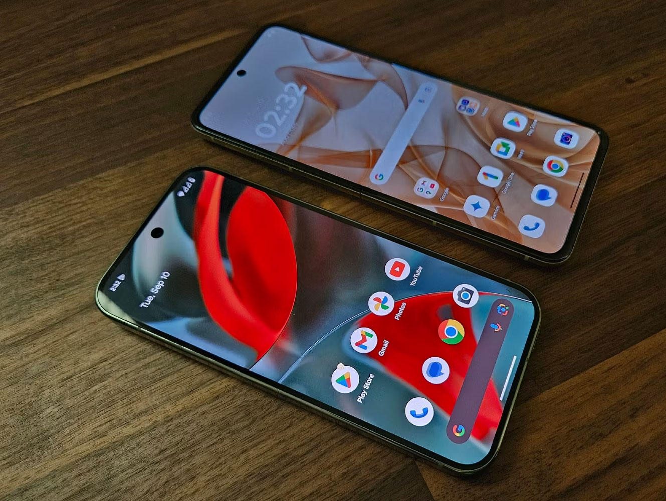 Motorola Razr 2024 và Google Pixel 9 Pro.