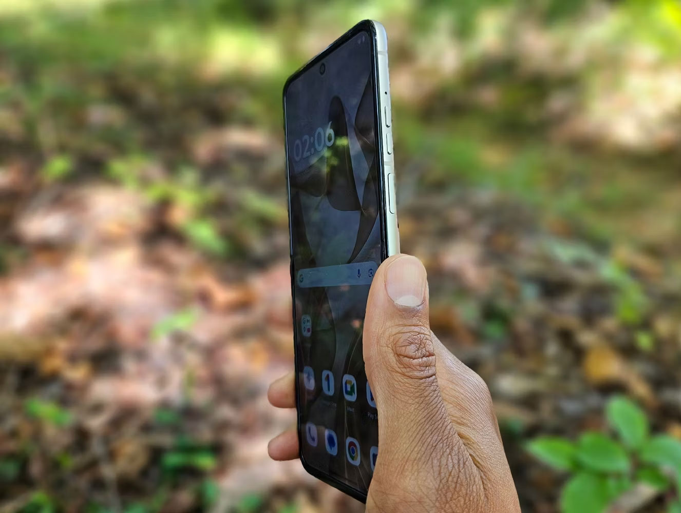 Các nút âm lượng và nguồn trên Motorola Razr 2024