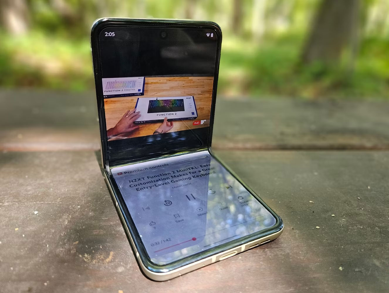 Motorola Razr 2024 đang phát video khi gập