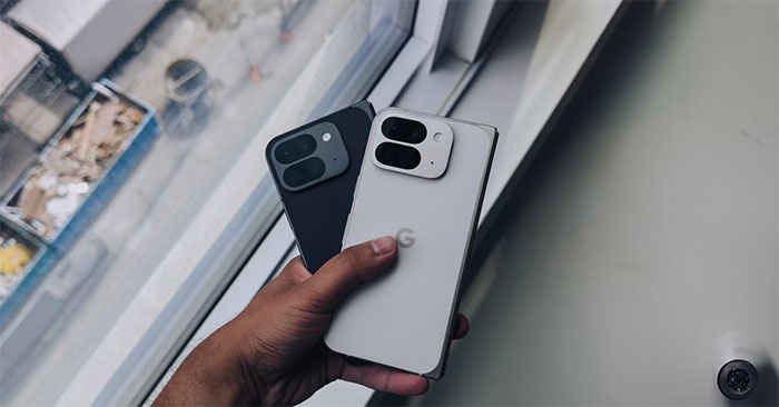 Pixel 9 Pro Fold màu trắng và đen