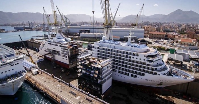 Cắt đôi du thuyền để nối dài hơn