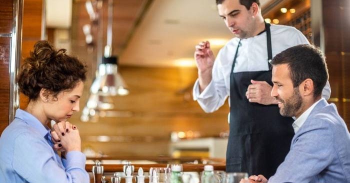 Thói quen bất lịch sự khi ăn ở nhà hàng