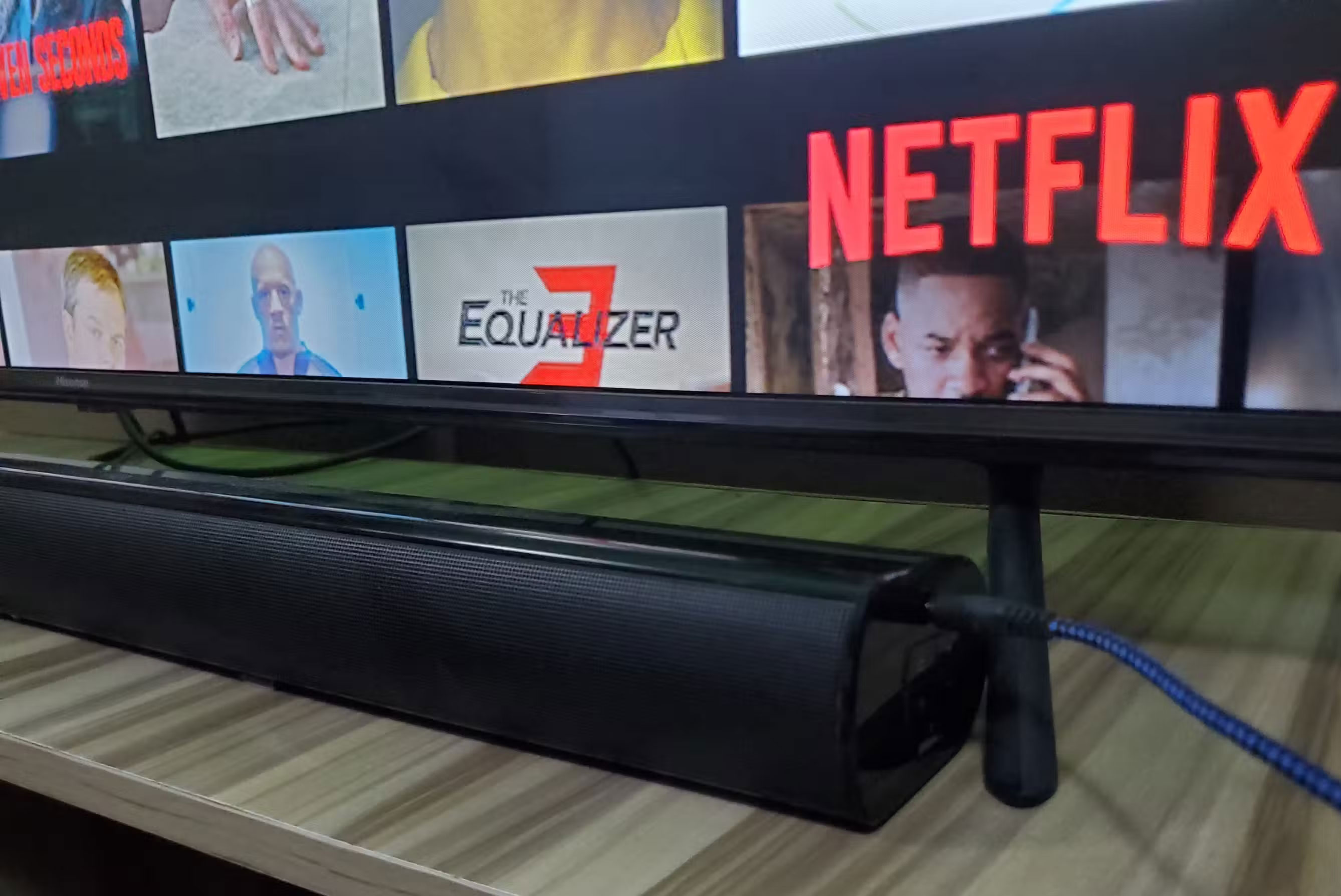 Cáp aux được cắm vào giắc cắm tai nghe của soundbar Hisense