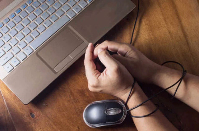 10. Internet Addiction Disorder (IAD) - chứng nghiện internet: Gây ra những hậu quả tiêu cực đối với sức khỏe tâm thần, hành vi xã hội và sinh hoạt hàng ngày.