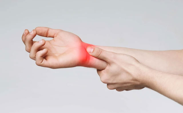 4. Hội chứng cổ tay (Carpal Tunnel Syndrome). Do sử dụng bàn phím và chuột máy tính trong thời gian dài, cổ tay và bàn tay có thể sẽ xuất hiện cảm giác tê, đau, và yếu.