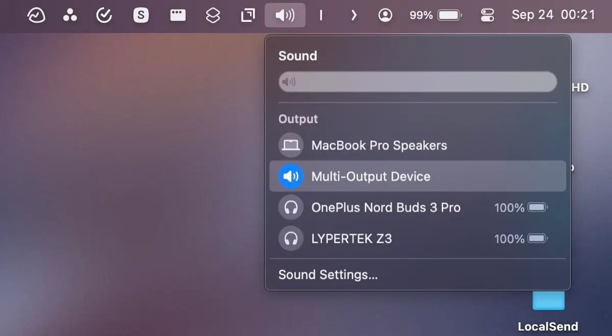 Bật tùy chọn đầu ra đa năng từ biểu tượng âm lượng trong thanh menu macOS.