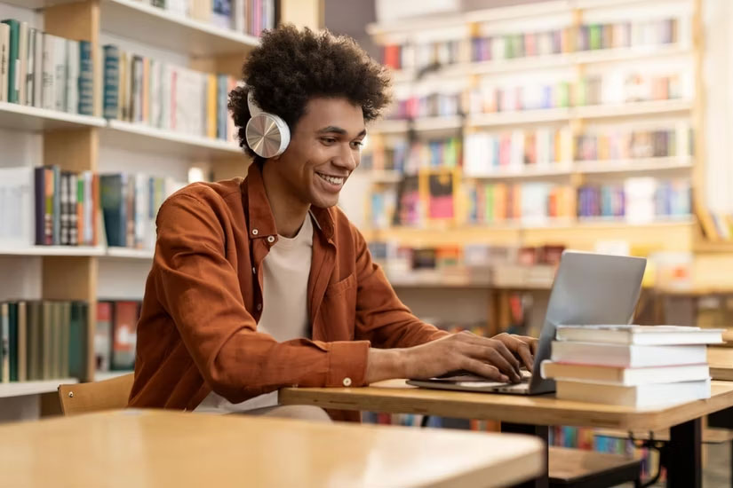 Sinh viên sử dụng laptop
