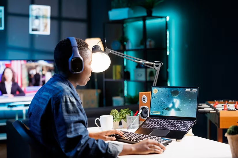Chơi video game trên laptop