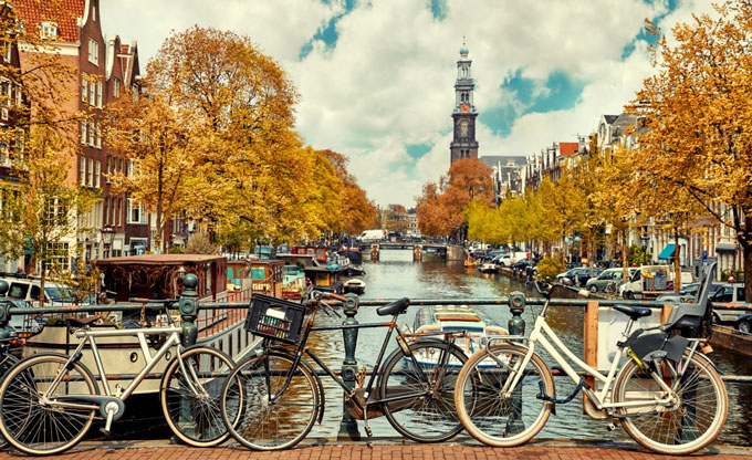Ở Amsterdam, Hà Lan, khi một người qua đời mà không có người thân và bạn bè đến tiễn đưa, nhà thơ được giao nhiệm vụ sáng tác và làm một bài thơ ngắn trong buổi lễ.