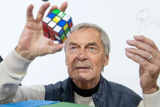 Giáo sư, kiến trúc người Hungary Erno Rubik đã phát minh ra khối Rubik cách đây 50 năm. (Ảnh: Getty)