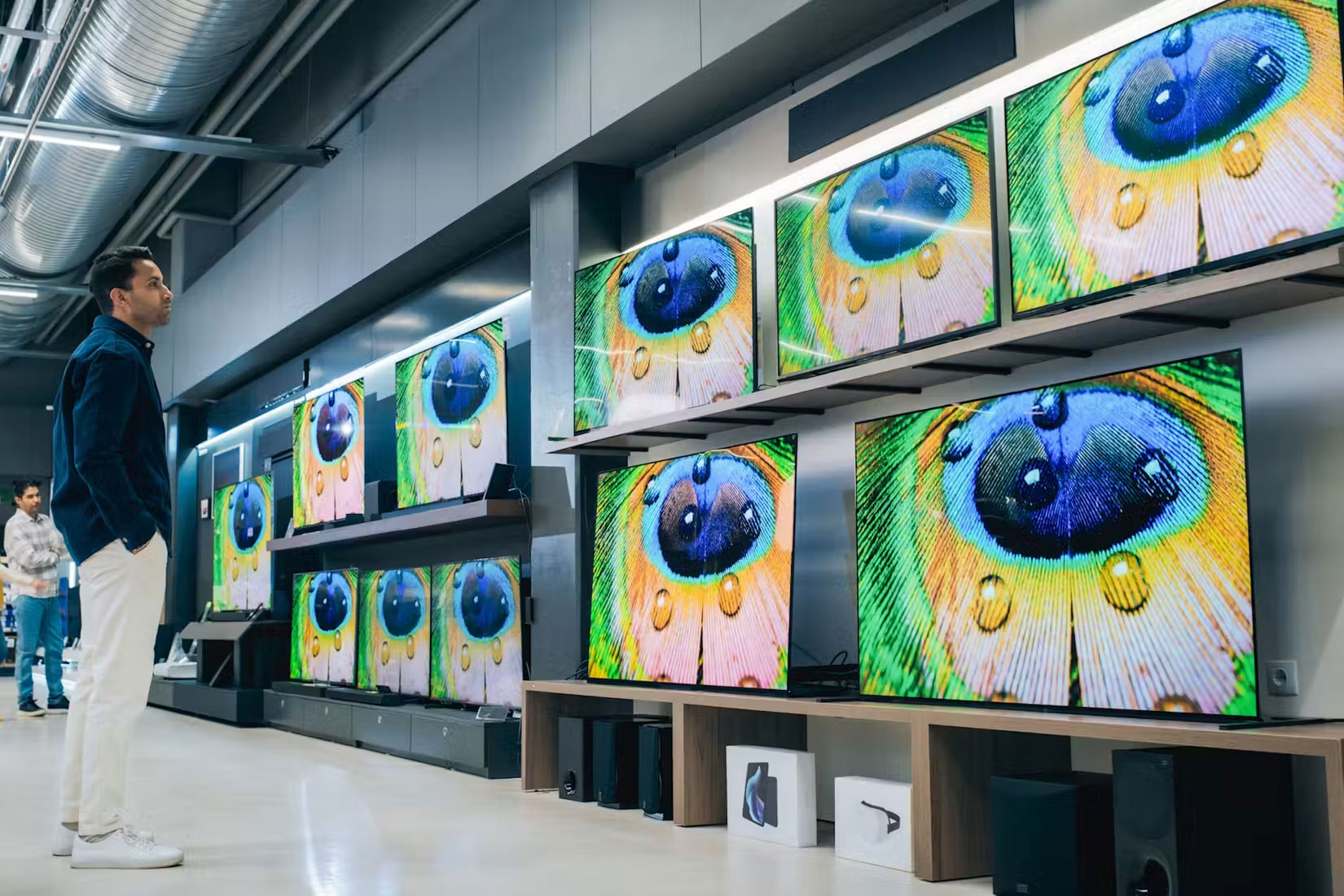 TV trên giá trong cửa hàng