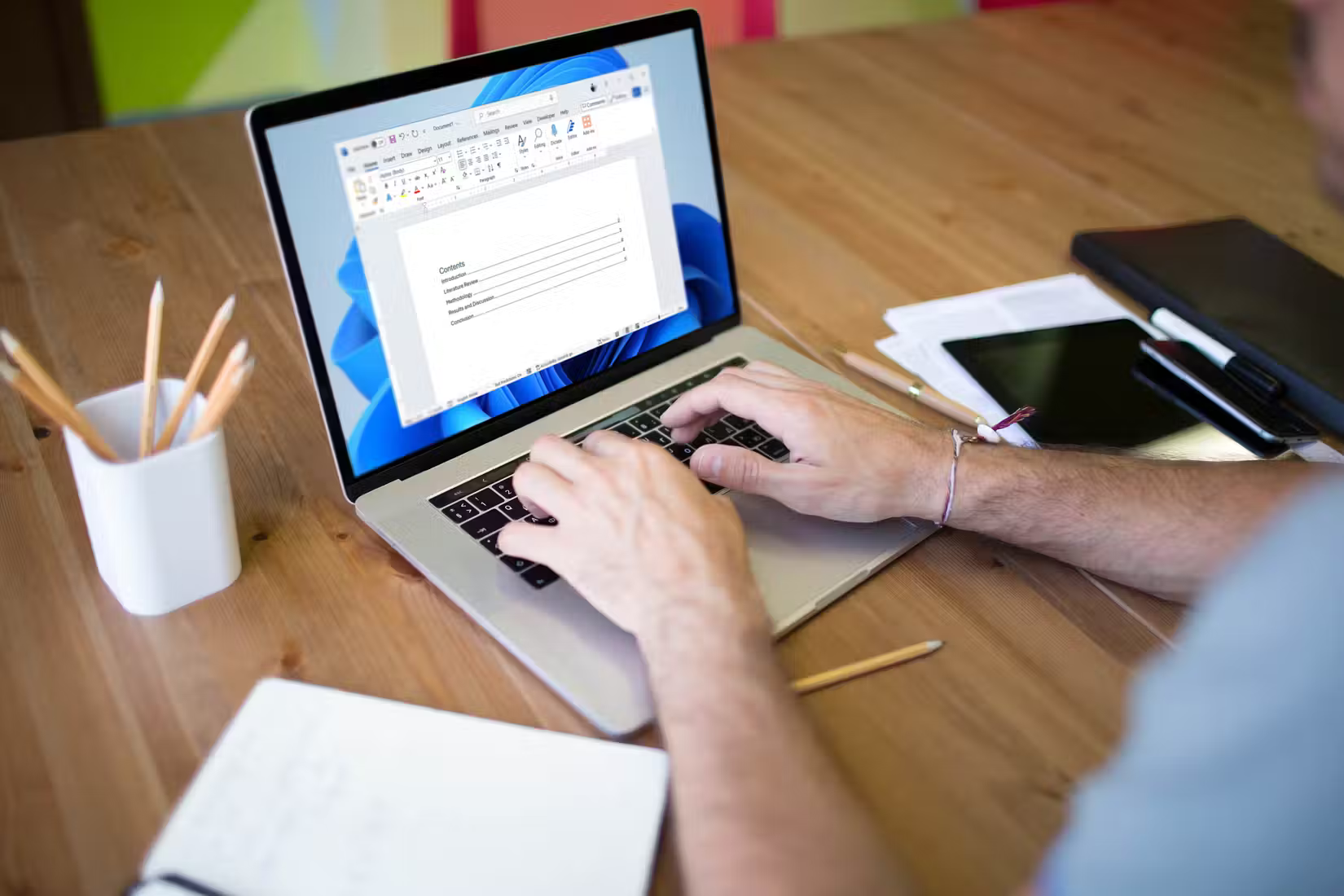 Người sử dụng laptop để tạo mục lục trong Microsoft Word
