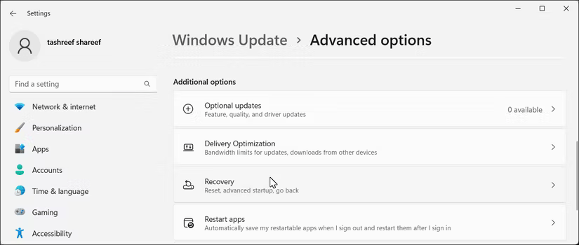 Ứng dụng Settings Windows 11 với Optional updates được highlight