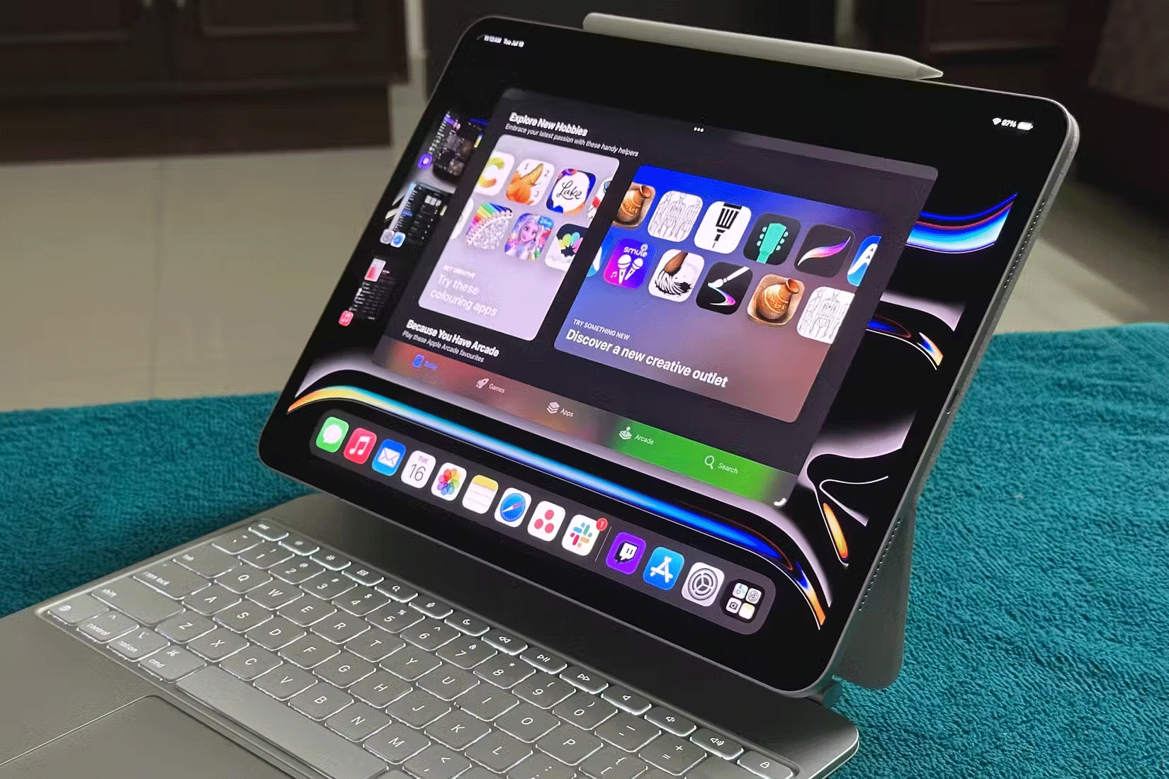 Stage Manager trên iPad Pro được gắn vào Magic Keyboard