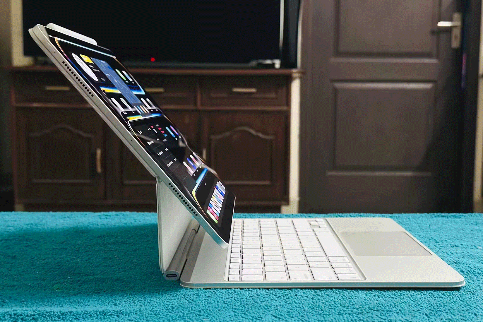 iPad Pro được gắn vào Magic Keyboard màu trắng