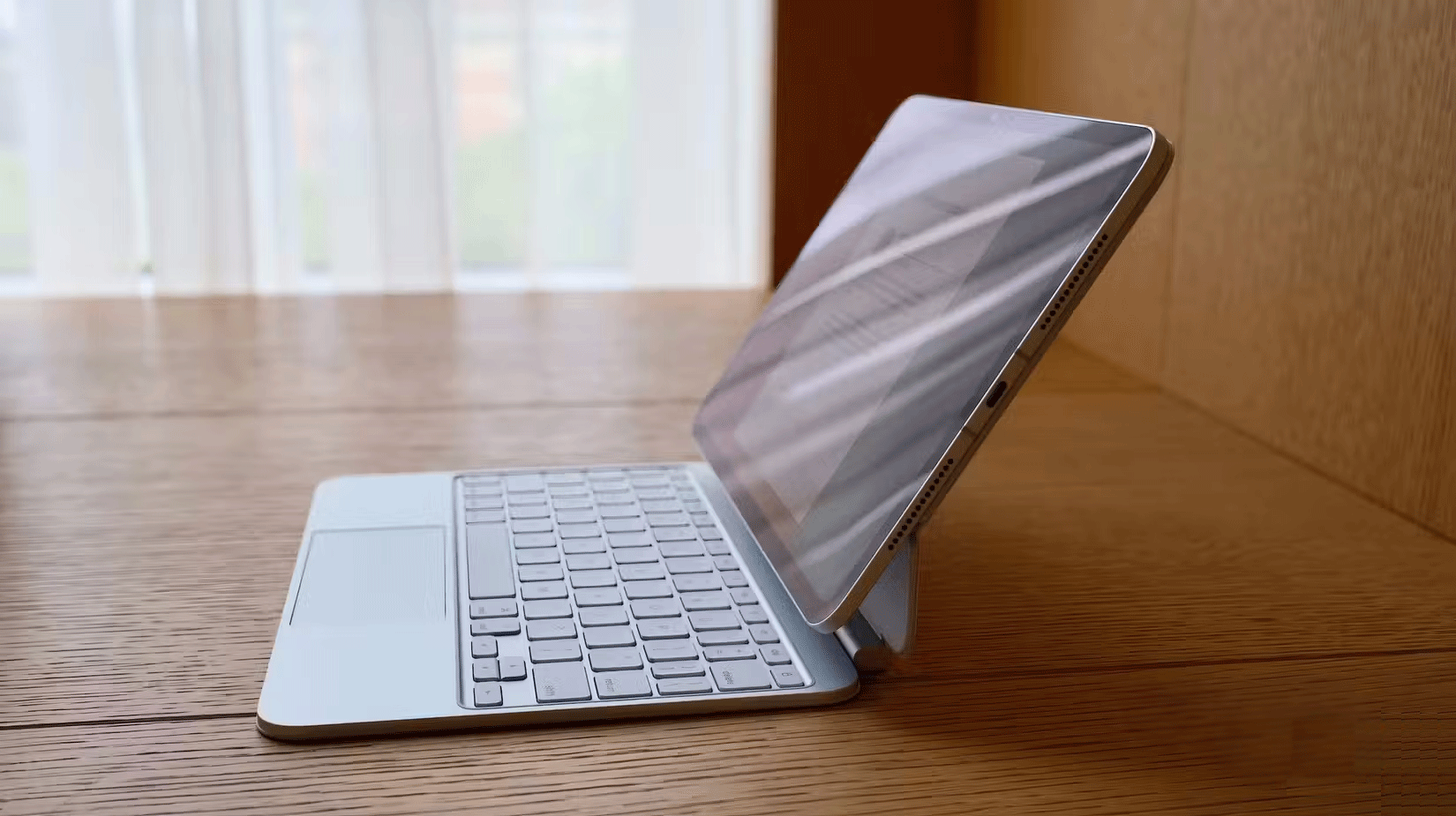 iPad Pro 13 inch được gắn vào Magic Keyboard