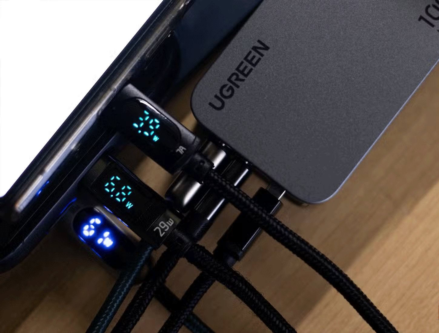 Bộ sạc USB-C Ugreen Nexode Pro 100W hiển thị công suất đầu ra