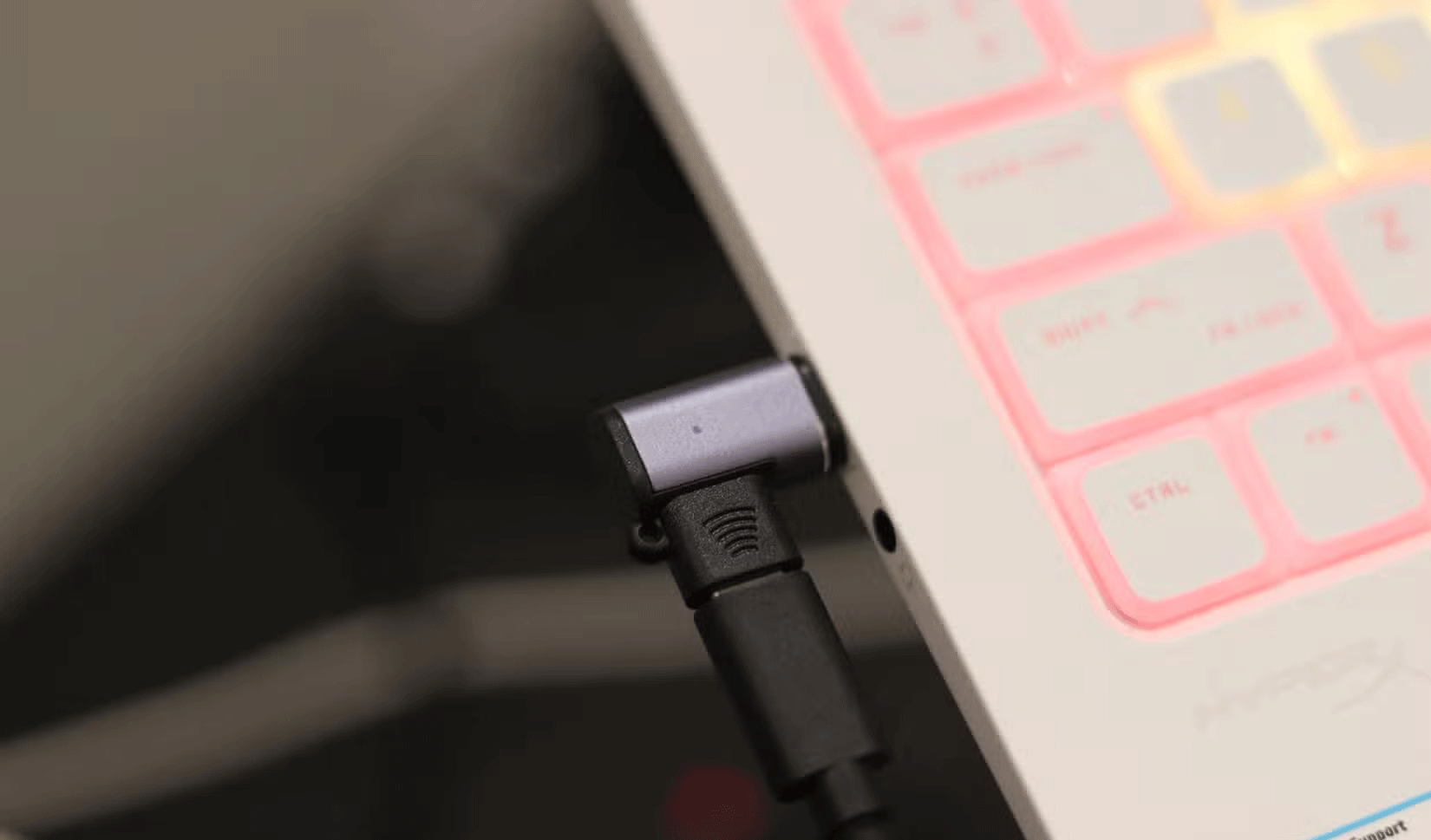 Đầu nối USB-C từ tính được cắm vào cổng Thunderbolt 4