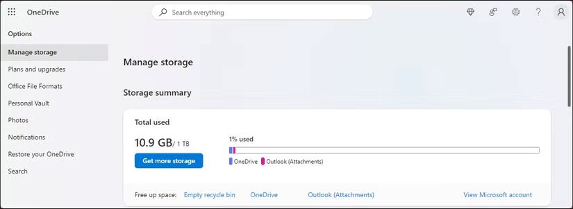 Màn hình Manage storage của OneDrive trên web có tùy chọn Outlook (Attachments)